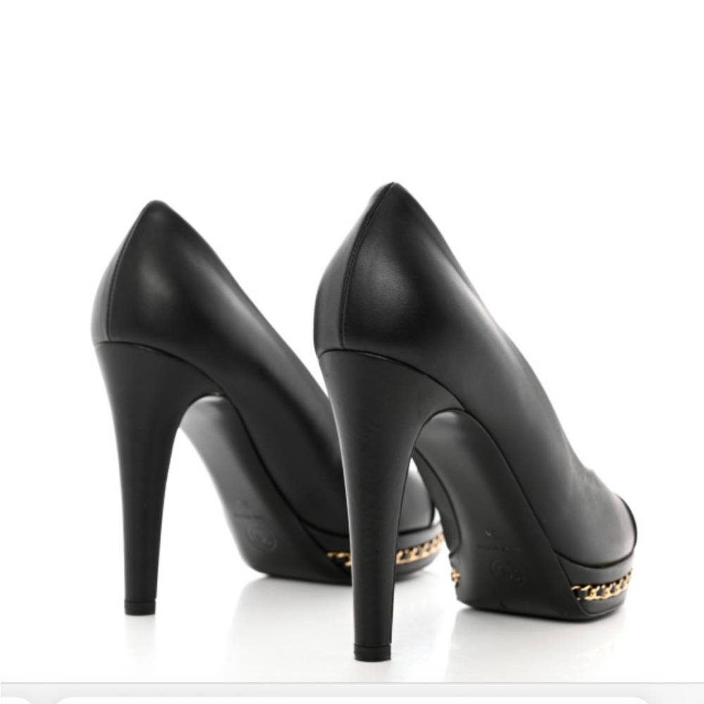 CHANEL
Lambskin CC Cap Toe Platform Chain Pumps 38 Black